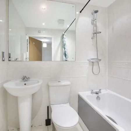 1 Liber House With Free Onsite Parking *